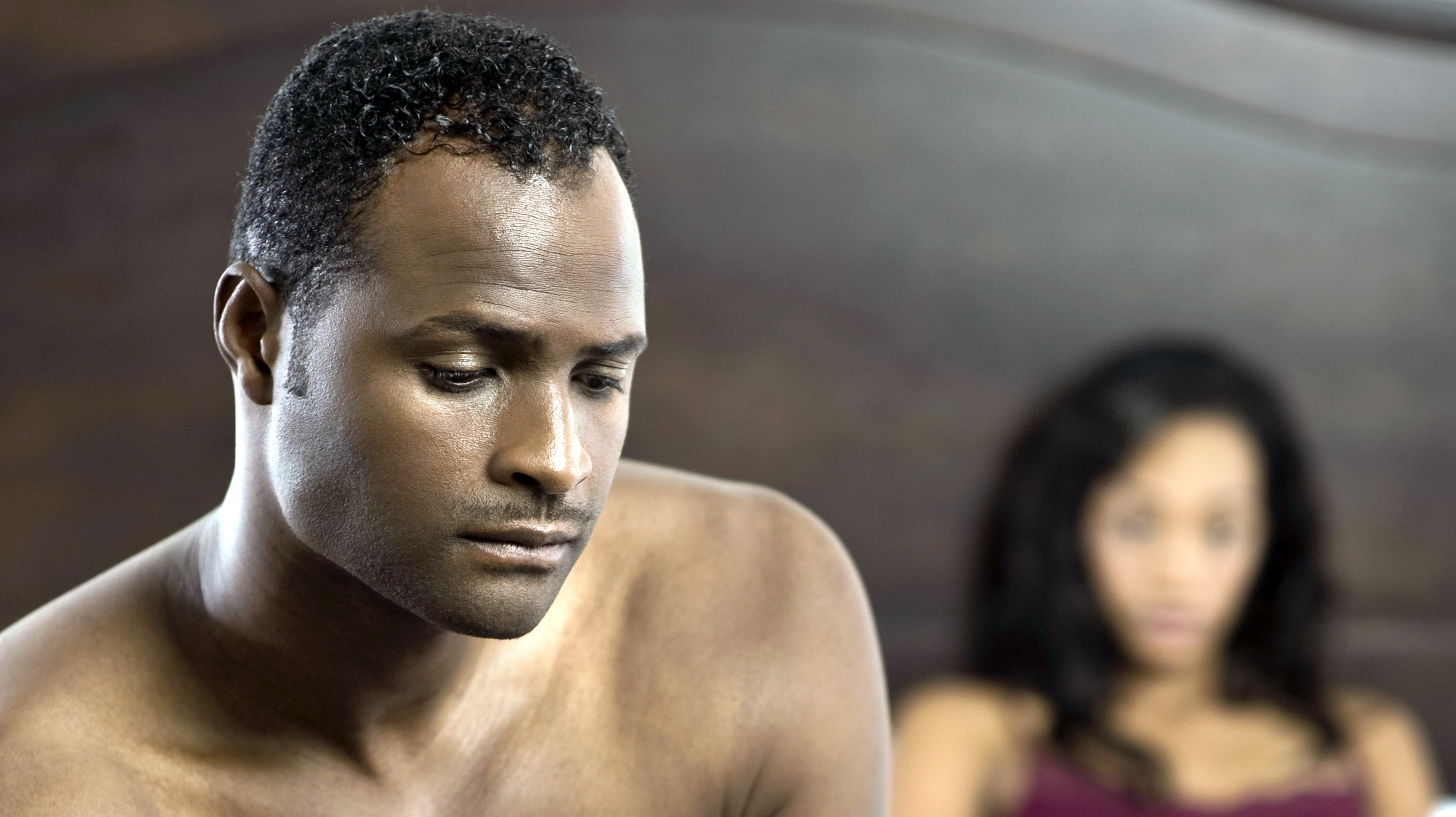 Milenci_černoch_posteľ_žena